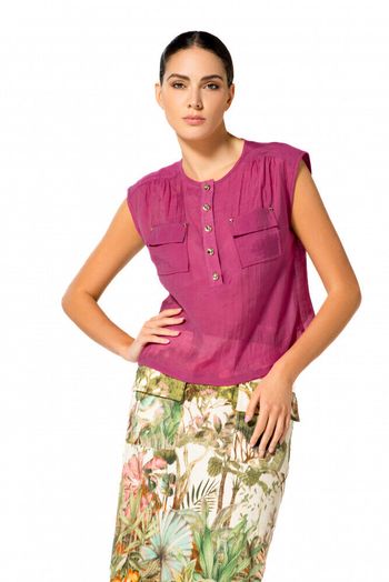 Fushia mouwloze bloes met gouden knopen Caroline Biss
