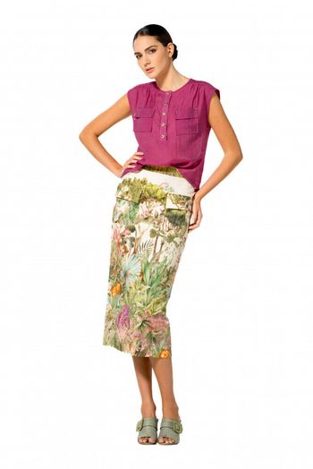 Fushia mouwloze bloes met gouden knopen Caroline Biss