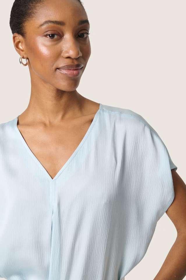 Lichtblauwe bloes Soaked In Luxury