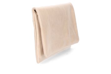 Zandkleurige glanzende clutch Abro