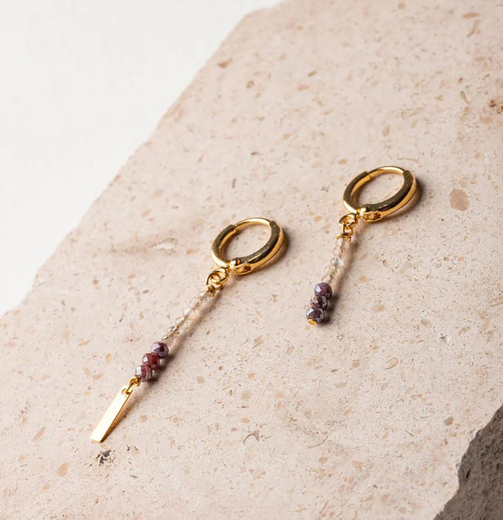 Asymmetrische maansteen en Indiase Ruby oorbellen Murielle Perrotti