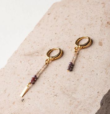 Asymmetrische maansteen en Indiase Ruby oorbellen Murielle Perrotti 