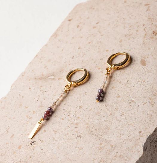 Asymmetrische maansteen en Indiase Ruby oorbellen Murielle Perrotti