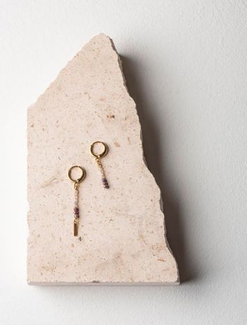 Asymmetrische maansteen en Indiase Ruby oorbellen Murielle Perrotti 