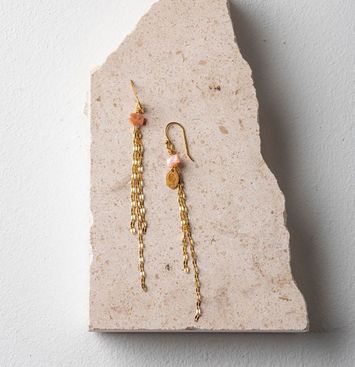 Fijne oorbellen lange ketting en parelmoer Claris Murielle Perrotti 