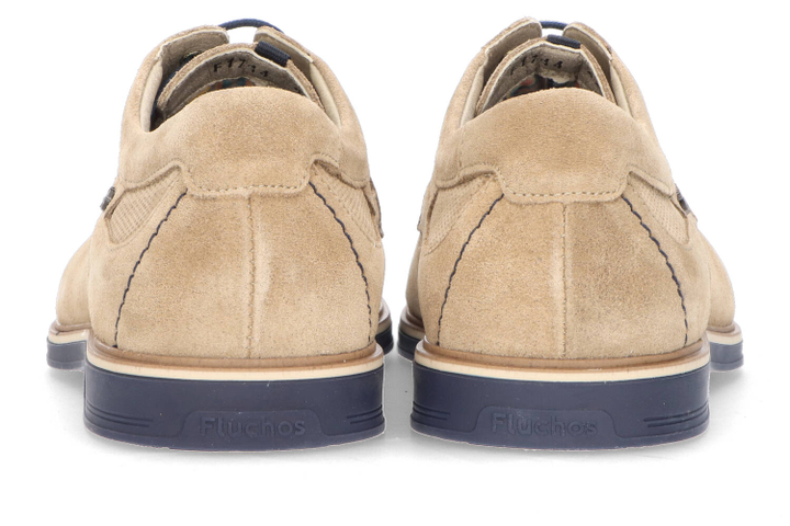 Bruine lage veterschoenen in suède Fluchos