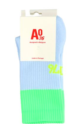 AO76 Lichtblauwe sokken met groene details AO