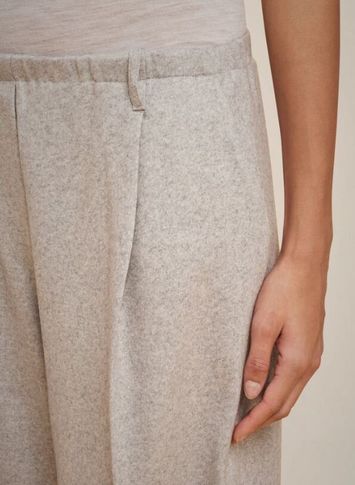 Taupe kleurige comfortabele broek met bandplooien in cashmere Liviana Conti