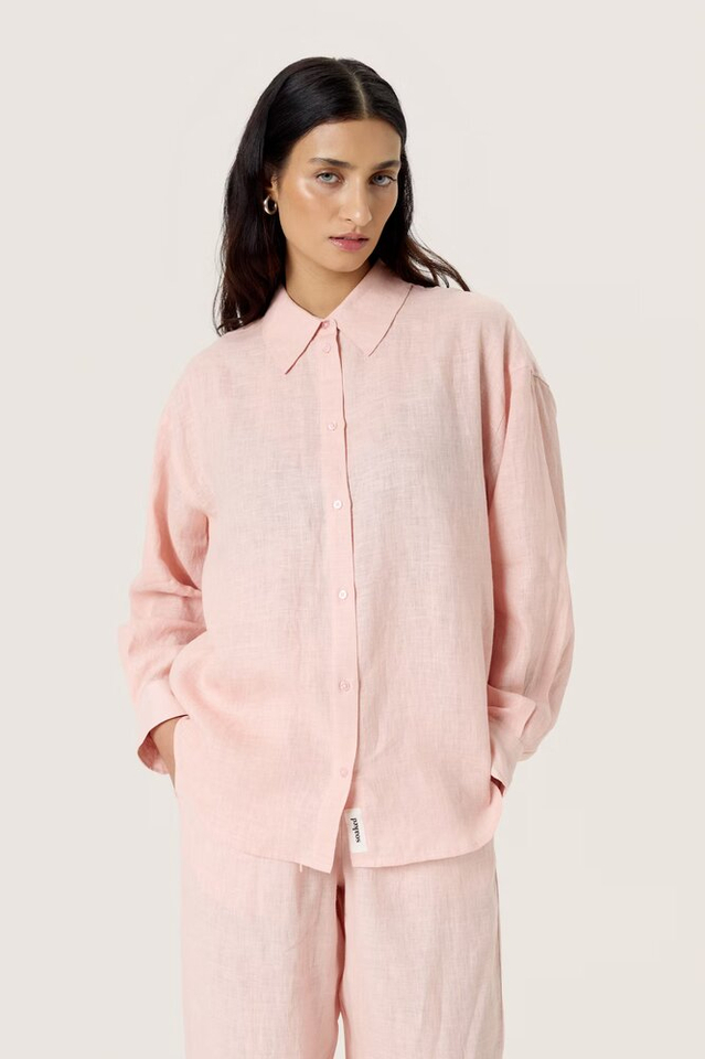 Zalmroze linnen blouse met knopen en lange mouwen Soaked In Luxury