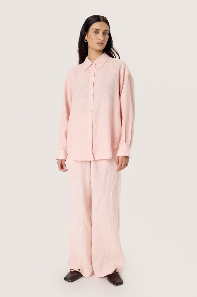 Zalmroze linnen blouse met knopen en lange mouwen Soaked In Luxury