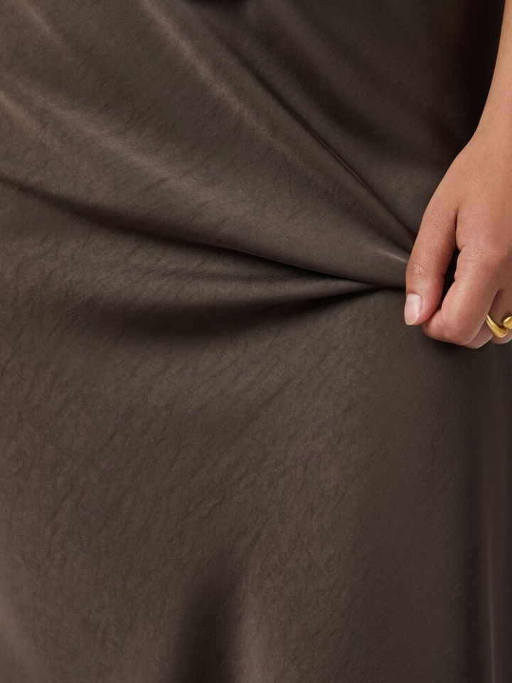 Bruine glanzende rok met elastiek Vicky Neo Noir