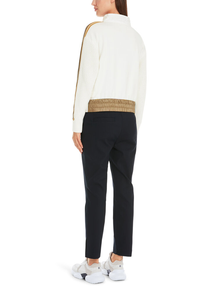 Witte gebreide trui met elastiek onderaan en speciale kraag Marccain