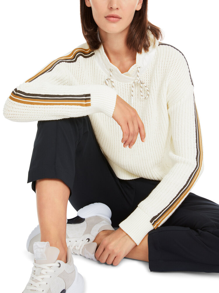 Witte gebreide trui met elastiek onderaan en speciale kraag Marccain