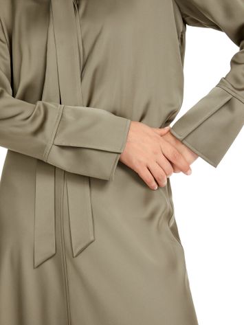 Groene glanzende jurk met strikdetail Marc Cain collections 