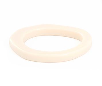 Wit gelakte armband in hars Ellen Beekmans