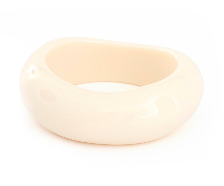 Wit ronde armband in gelakte hars Ellen Beekman