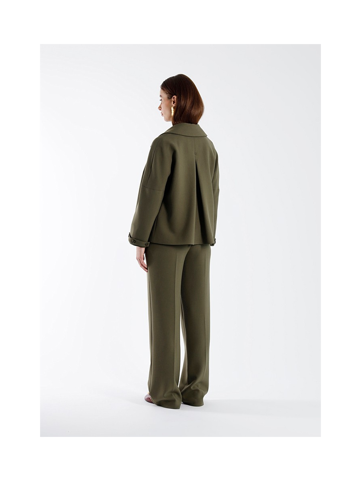 Groen uitlopend a-lijn jasje met 3/4 mouwen en plooi op de rug Coletta Furore 