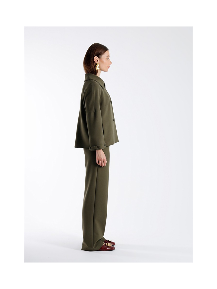 Groen uitlopend a-lijn jasje met 3/4 mouwen en plooi op de rug Coletta Furore 