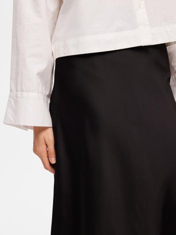 Lange zwarte rok in glanzende stof Selected Femme 