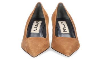 Cognac suede pump met trechterhak  Brandy Natan 