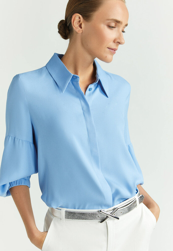 Licht blauwe bloes met detail aan de mouw Hansa Xandres