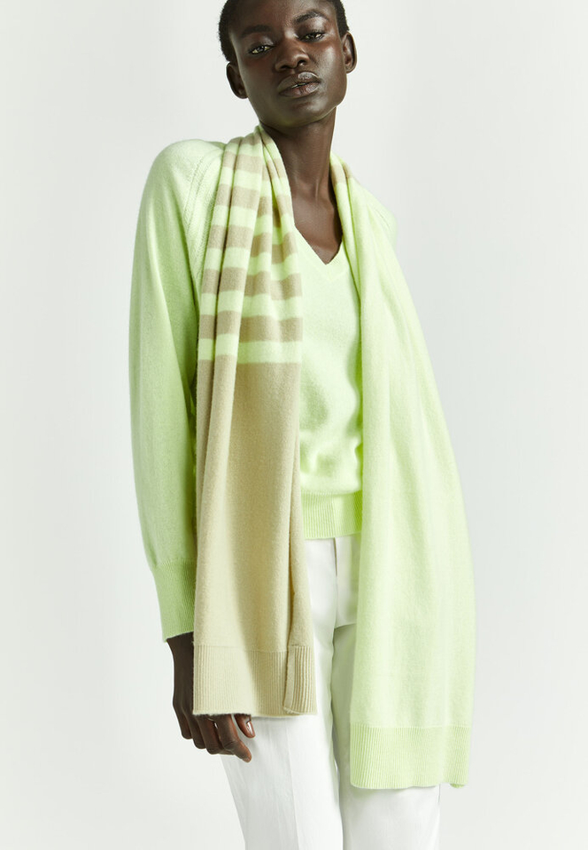 Gele trui met v hals in cashmere