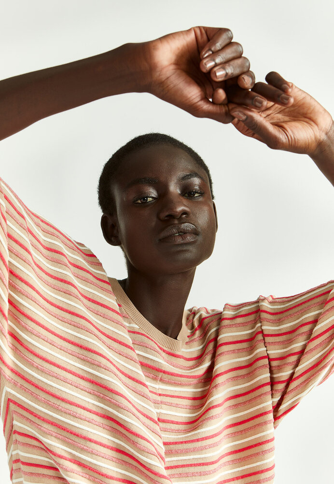 Zalmroze pull met multicolor gestreept motief Gaboni Xandres