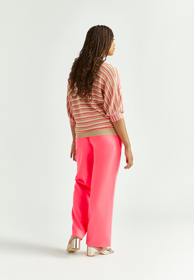 Zalmroze pull met multicolor gestreept motief Gaboni Xandres