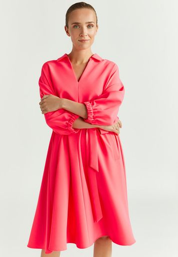 Fushia jurk met lint in de taille Kariena Xandres 