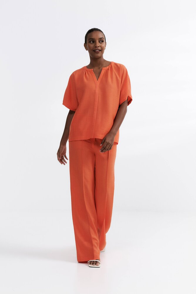 Red orange bloes met rechtopstaande kraag en v-hals HER