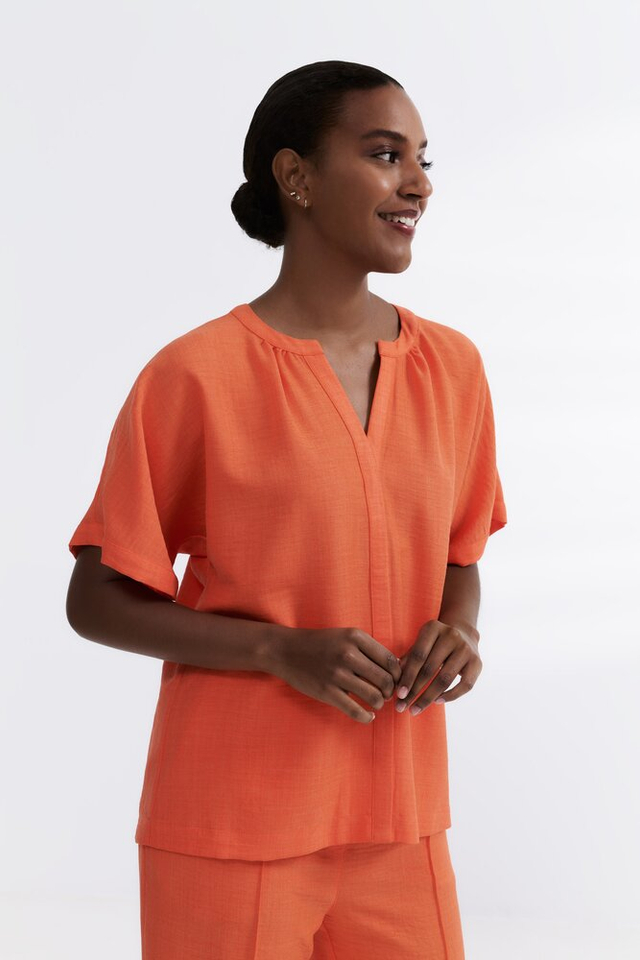 Red orange bloes met rechtopstaande kraag en v-hals HER