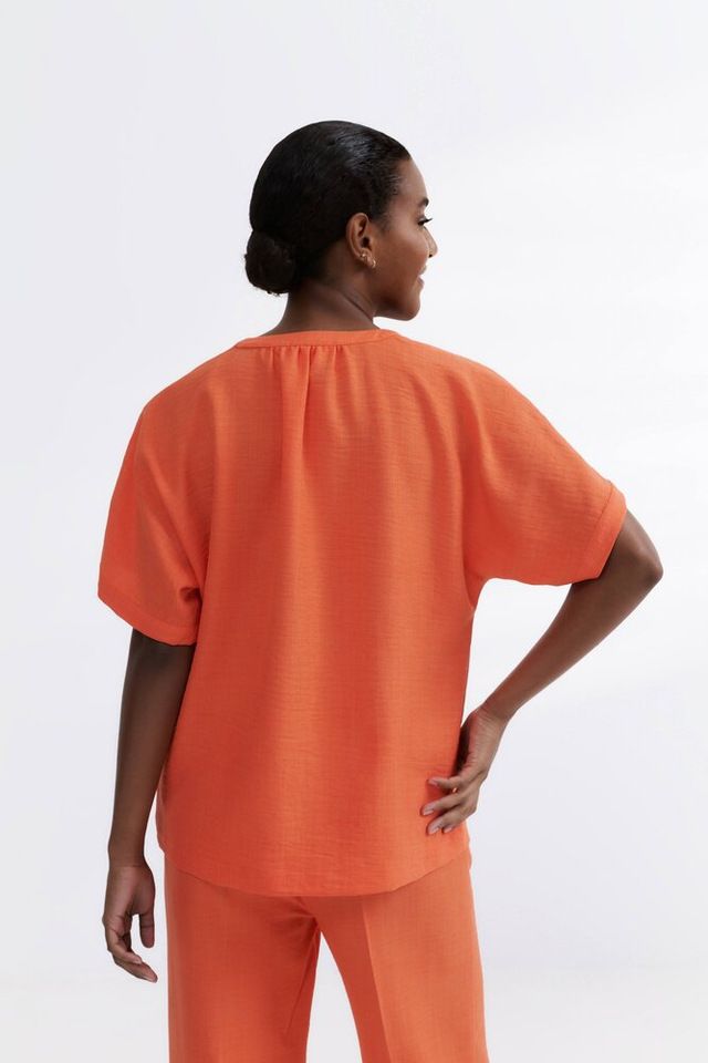 Red orange bloes met rechtopstaande kraag en v-hals HER