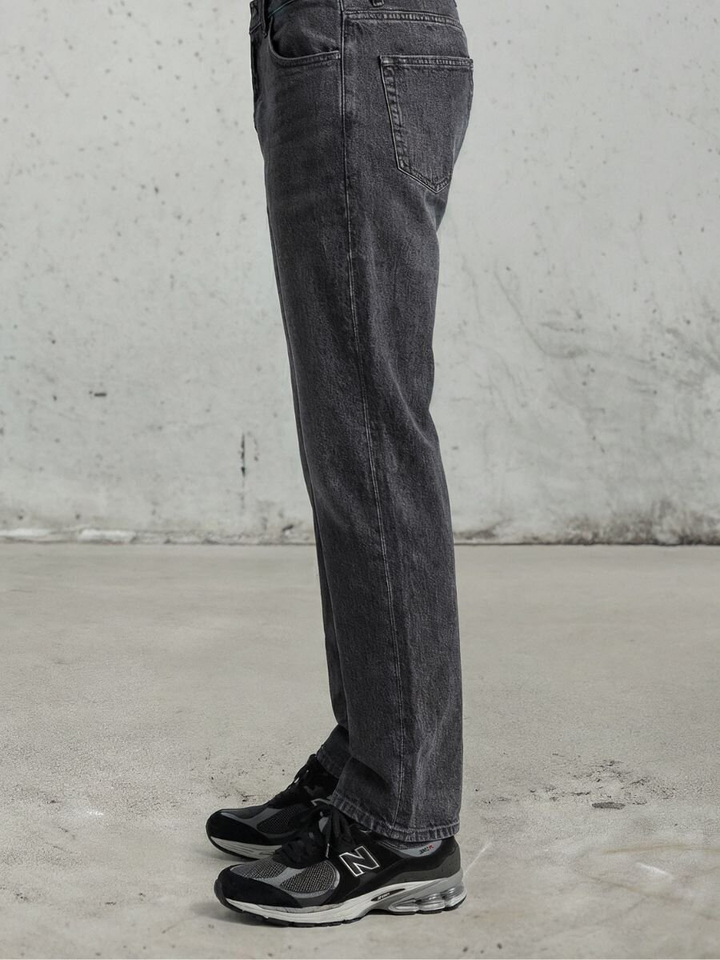 Stijlvolle zwarte sneaker met suede, model 2002R New Balance