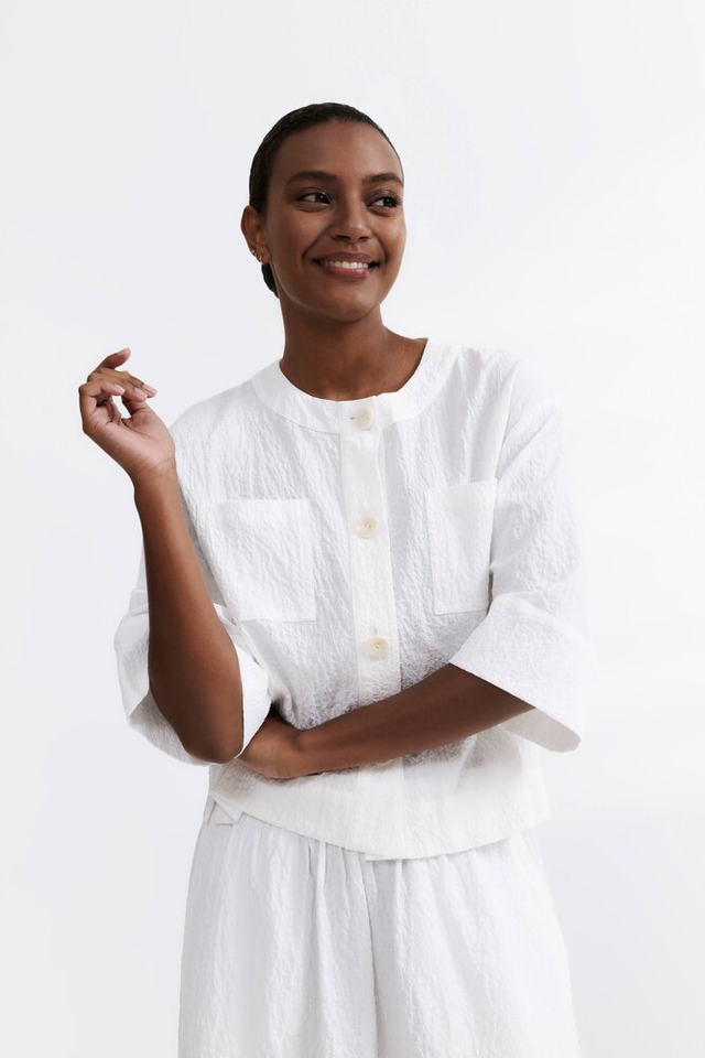 Ecru bloes met knopen en opgestikte zakken HER