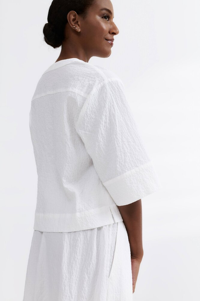 Ecru bloes met knopen en opgestikte zakken HER