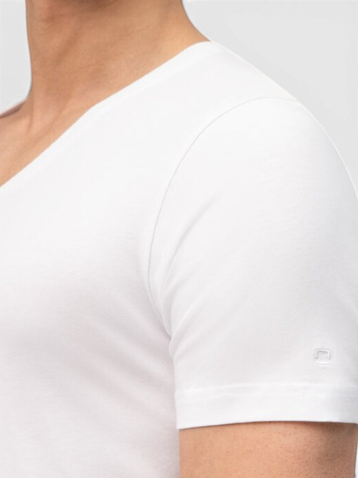 Beige katoenen t-shirt (body fit) met V-hals en korte mouwen Olymp