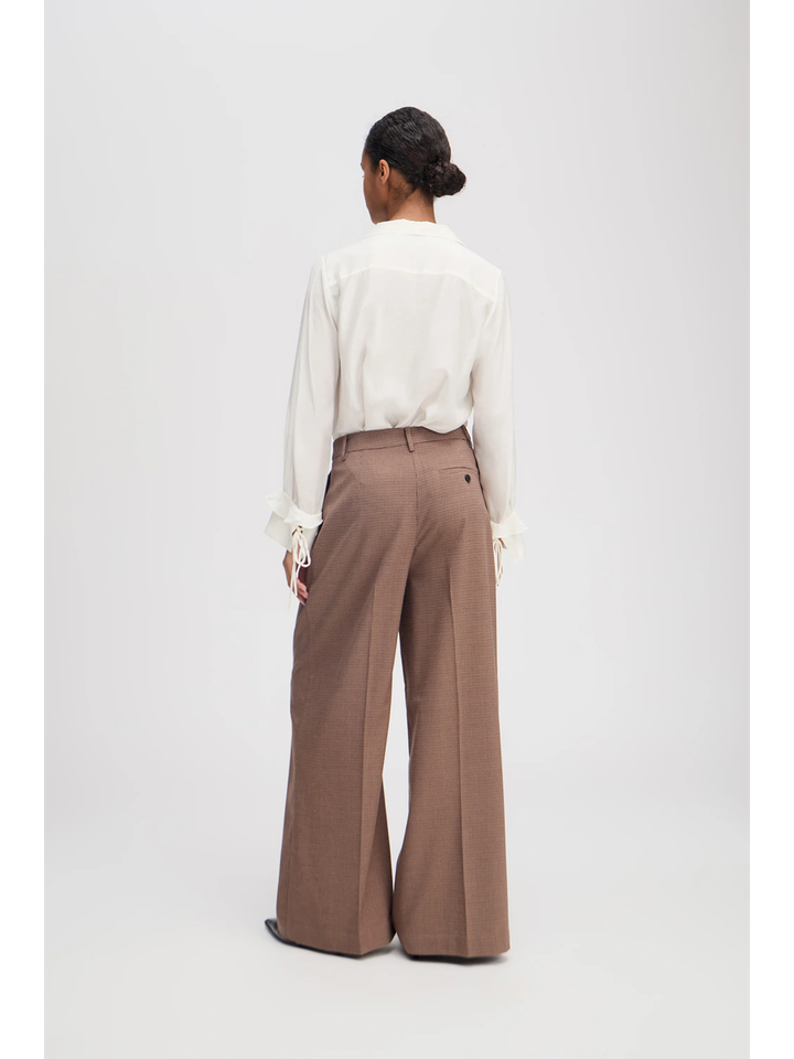 Bruine wijde broek met bandplooi in ruitmorief Lupon Munthe 