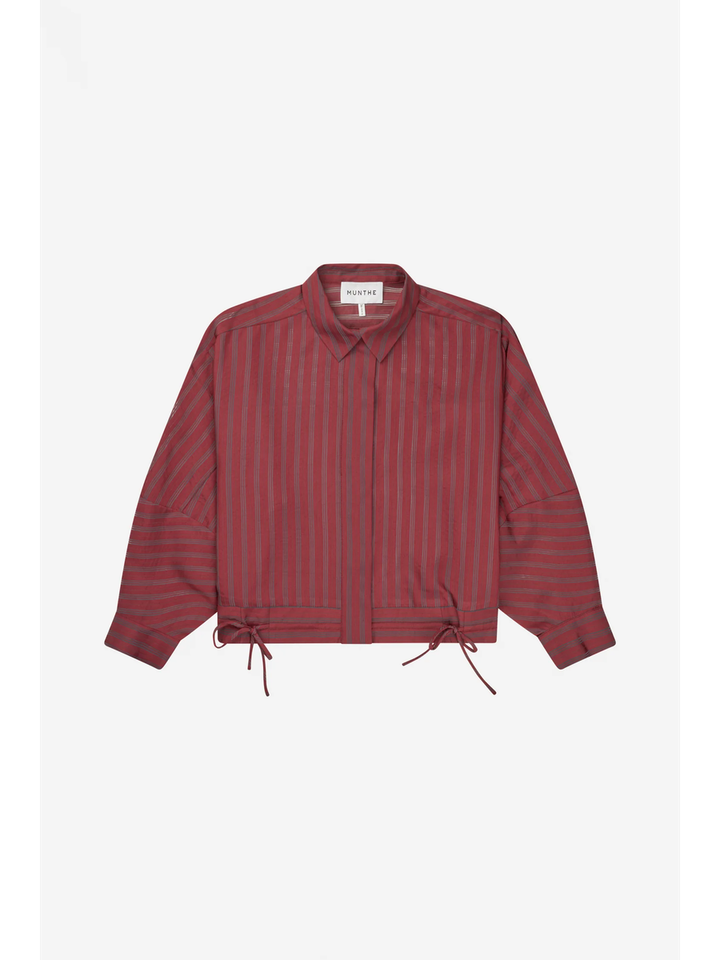 Bordeaux blouse met streeppatroon en knoopdetail onderaan Loasta Munthe 