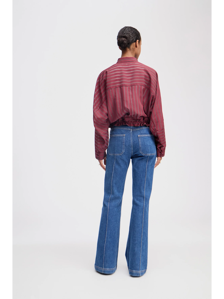 Bordeaux blouse met streeppatroon en knoopdetail onderaan Loasta Munthe 