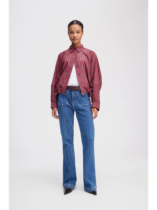 Bordeaux blouse met streeppatroon en knoopdetail onderaan Loasta Munthe