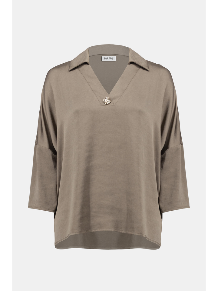 Taupekleurige blouse met v-hals en gouden detail Joseph Ribkoff