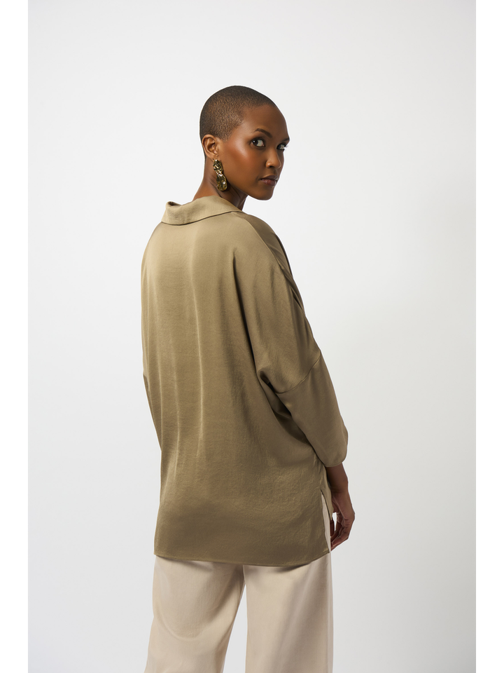 Taupekleurige blouse met v-hals en gouden detail Joseph Ribkoff