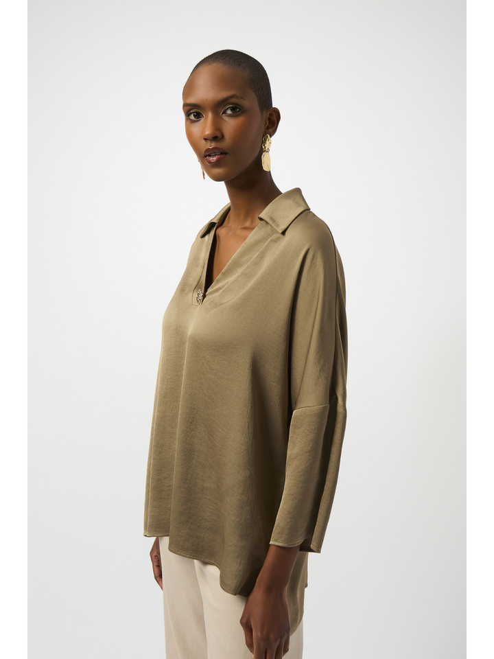Taupekleurige blouse met v-hals en gouden detail Joseph Ribkoff