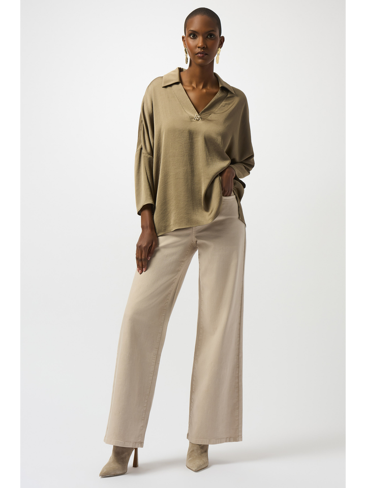 Taupekleurige blouse met v-hals en gouden detail Joseph Ribkoff