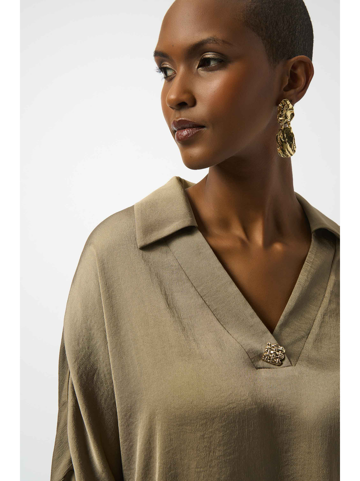 Taupekleurige blouse met v-hals en gouden detail Joseph Ribkoff