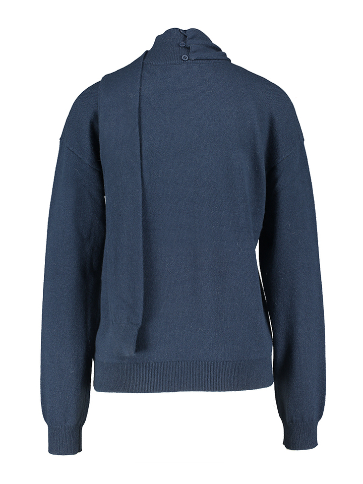 Blauwe pull met opstaande kraag en sjaaldetail Alina March23