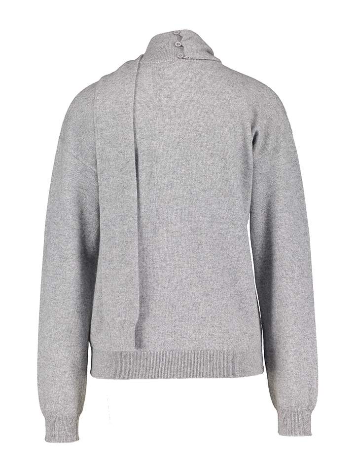 Grijze pull met opstaande kraag en sjaaldetail Alina March23