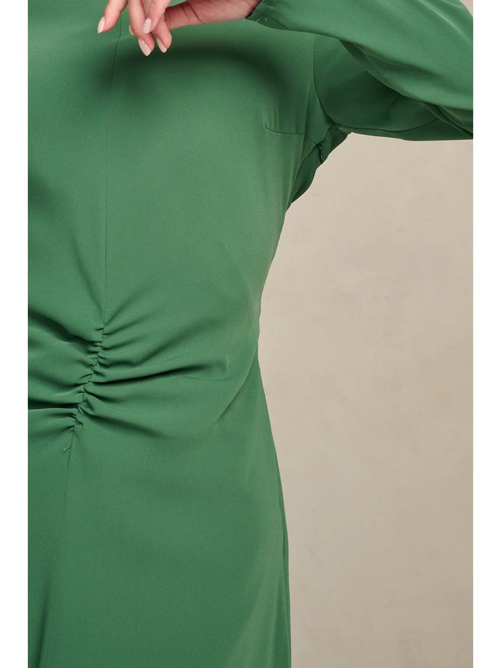 Groene maxi jurk met diepe rug en split achteraan Mandy March23