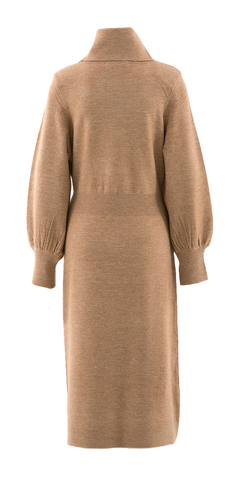 Camelkleurig lang kleed met rolkraag en split Danio Kocca 