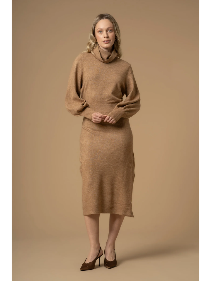 Camelkleurig lang kleed met rolkraag en split Danio Kocca 